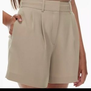 Aritzia Babaton Pleated 5” Short